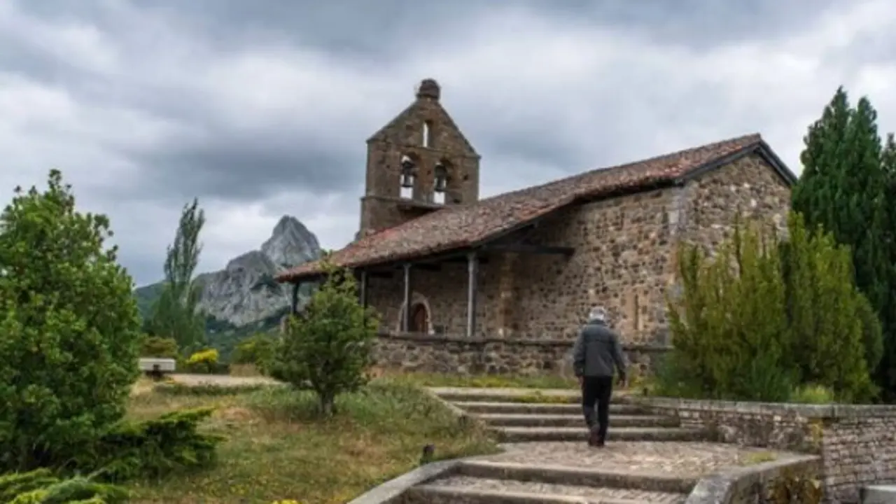 Una persona camina hacia una peque&ntilde;a iglesia en el pueblo de Ria&ntilde;o. / A.S.