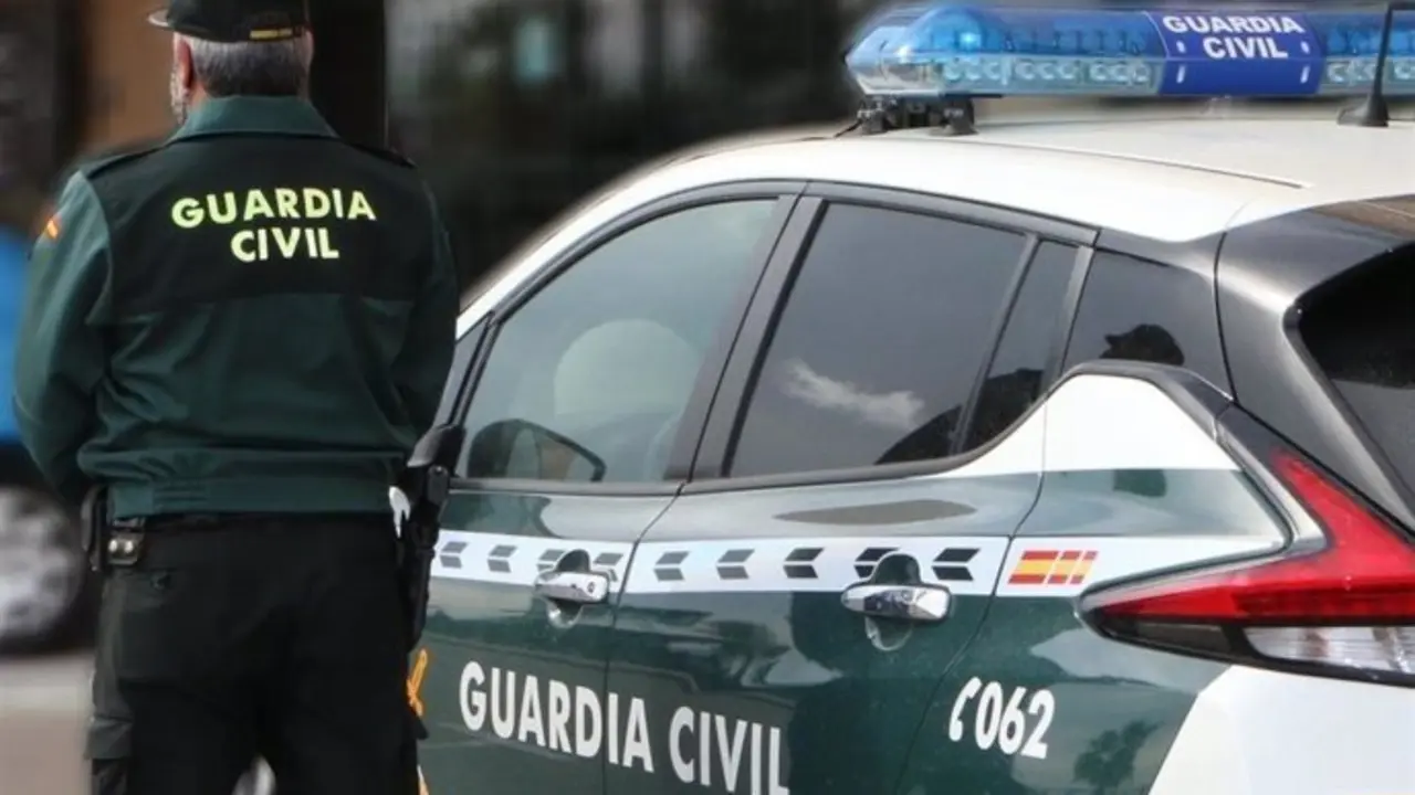 Un agente de la Guardia Civil de espalda. EP