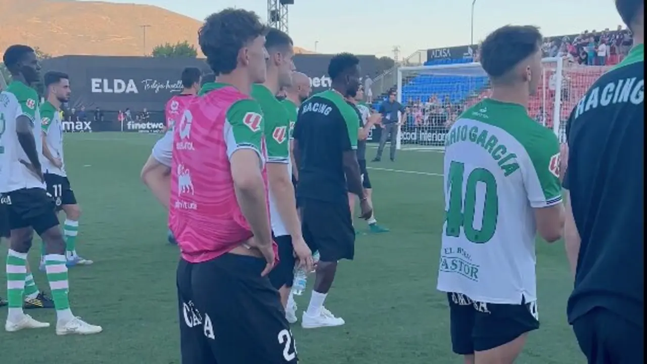 Los jugadores del Racing se acercan a la afici&oacute;n tras el partido. / RRC