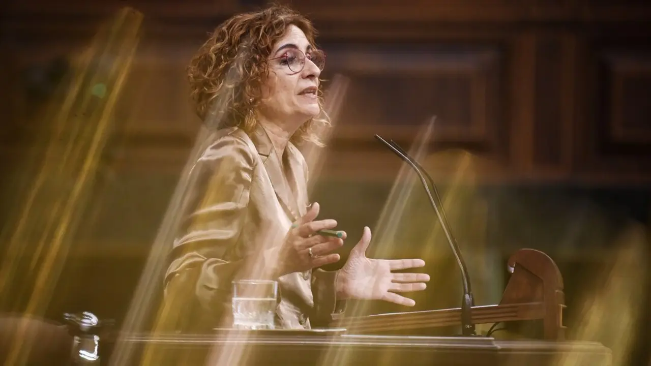 La vicepresidenta primera y ministra de Hacienda, Mar&iacute;a Jes&uacute;s Montero, durante el pleno en el Congreso de los Diputados. / Fernando S&aacute;nchez