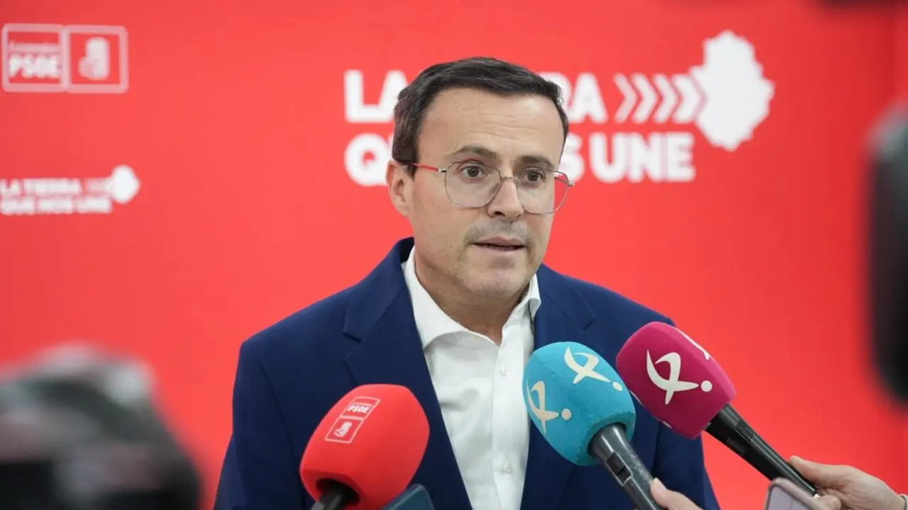 El secretario general del PSOE de Extremadura, Miguel &Aacute;ngel Gallado, atiende a los medios de comunicaci&oacute;n. / EP