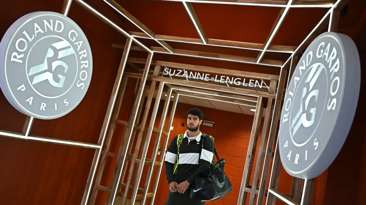 Carlos Alcaraz antes de empezar su partido. / R.G.
