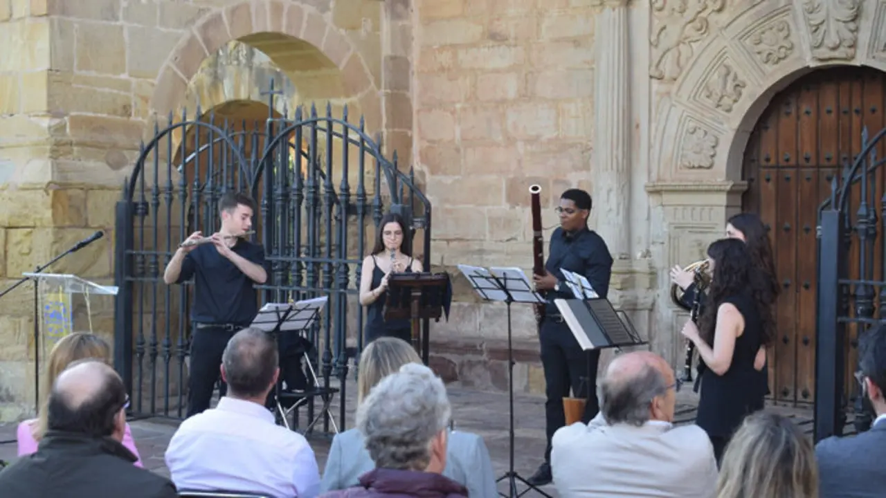 Recital en la iglesia Virgen de Valencia de Vio&ntilde;o de Pi&eacute;alagos. / x