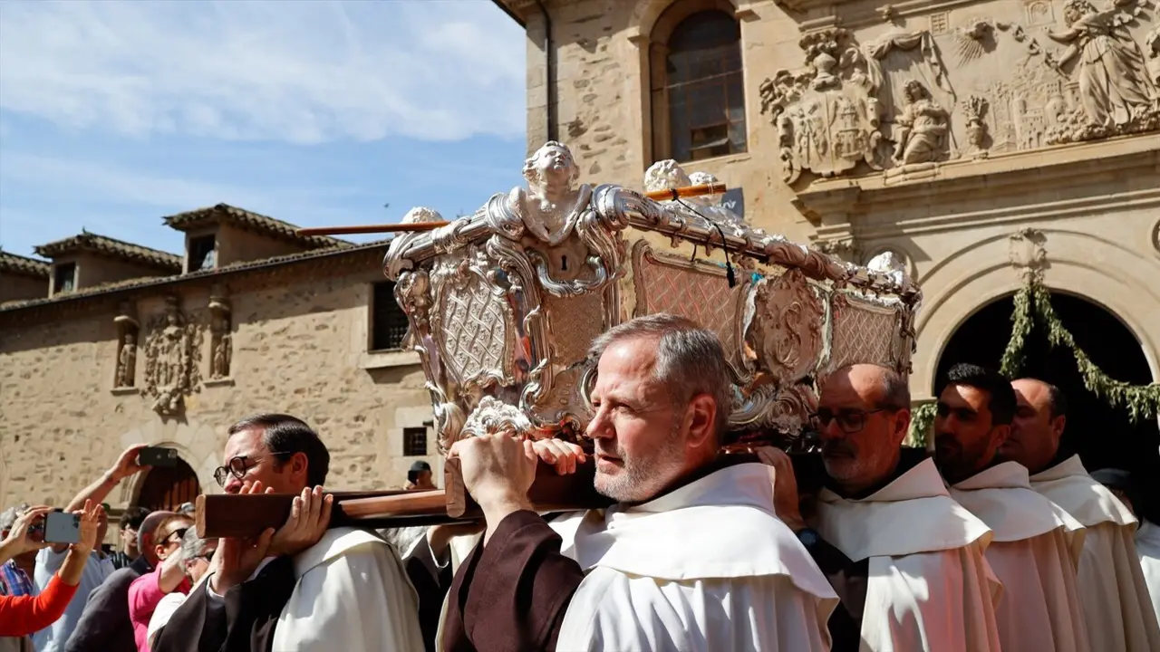 Ocho carmelitas descalzos de distintos conventos portan la urna de plata en la que se encuentra el cuerpo de Santa Teresa de Jes&uacute;s. / Manuel &Aacute;ngel Laya