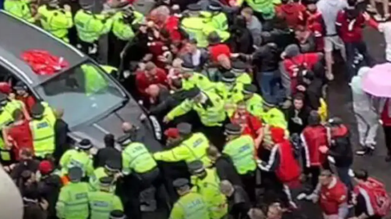 El coche que atropell&oacute; a la multitud. / X