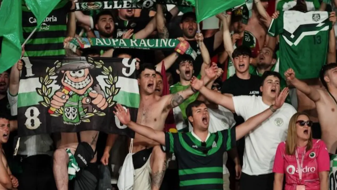 La afici&oacute;n del Racing, entregada en Elda, volvi&oacute; a demostrar que nunca falla, animando sin descanso en una noche cr&iacute;tica para el equipo. / RRC