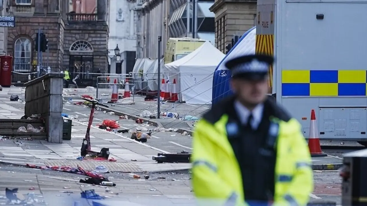 27 May 2025, United Kingdom, Liverpool: Police tents surrounded by debris at the scene in Water Street near the Liver Building in Liverpool city centre after a 53-year-old white British man was arrested when a car ploughed into a crowd of people during Liverpool FC's Premier League victory parade. Photo: Peter Byrne/PA Wire/dpa

27/5/2025 ONLY FOR USE IN SPAIN