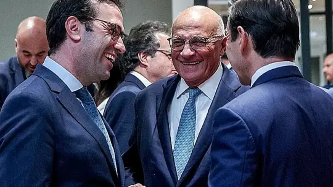 El ministro Carlos Cuerpo, junto con los presidentes de BBVA y Sabadell, Carlos Torres (d) y Josep Oliu (centro). / EP