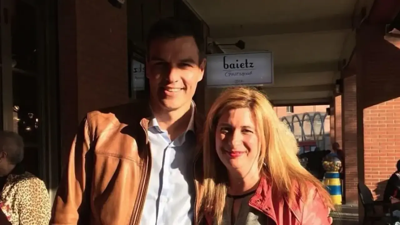 Leire D&iacute;ez, la "fontanera" del PSOE, presume una foto con S&aacute;nchez en sus redes. / ig