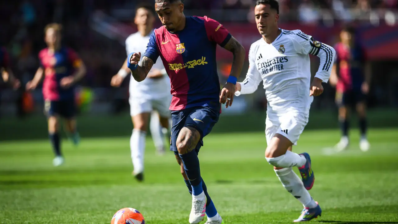 Raphinha del Barcelona y Federico Valverde del Real Madrid. / EP