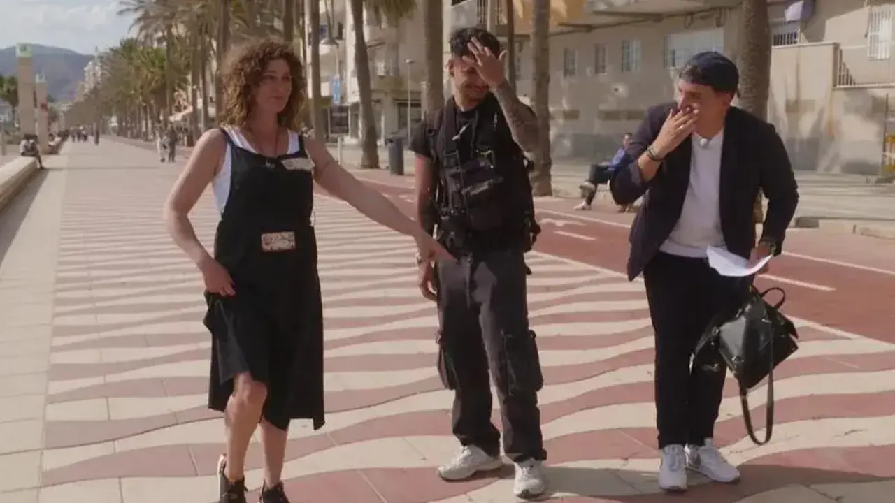 Xuso Jones se r&iacute;e tras tener un desliz con la mochila de la concursante. / Cuatro