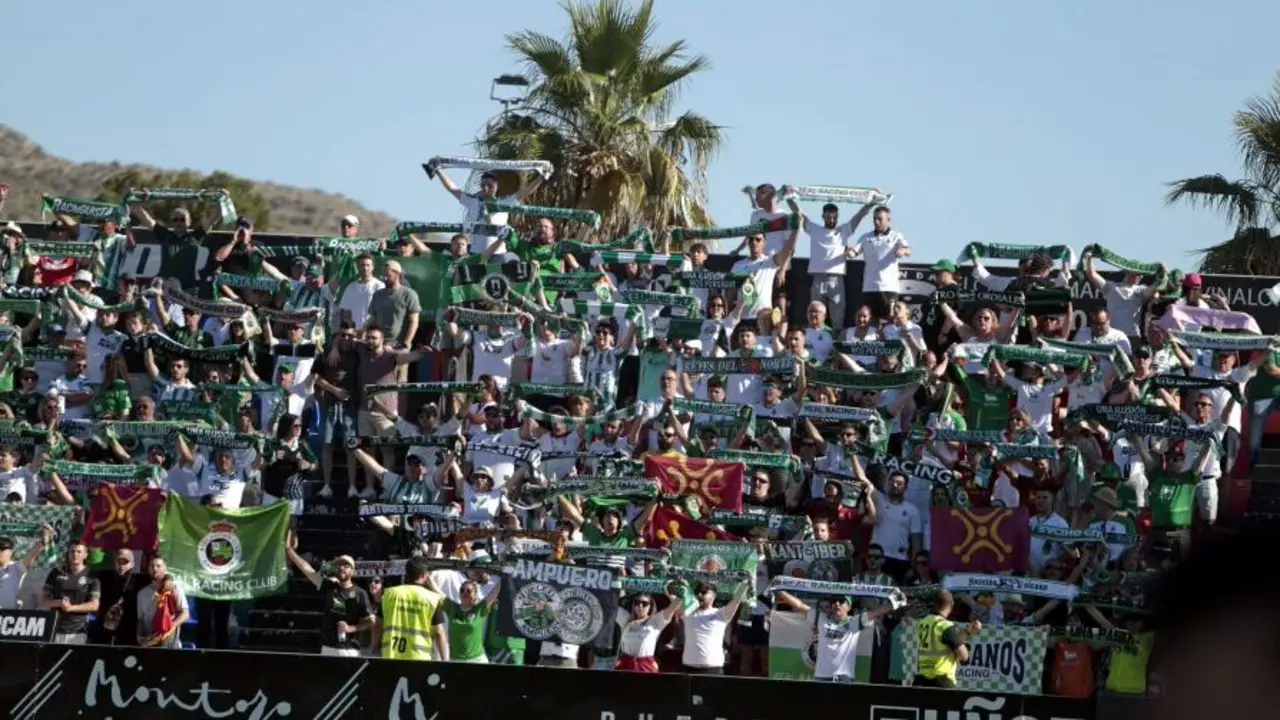 La afici&oacute;n del Racing de Santander ti&ntilde;e de verde y blanco la grada visitante del Nuevo Pepico Amat durante el intenso empate 3-3 frente al Eldense, en la jornada 41 de LALIGA Hypermotion.