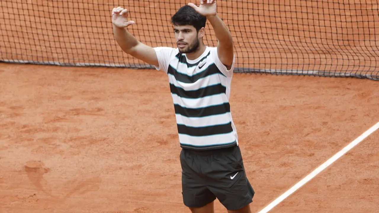 Carlos Alcaraz celebra la victoria ante Giulio Zeppieri en primera ronda de Roland Garros. / EP