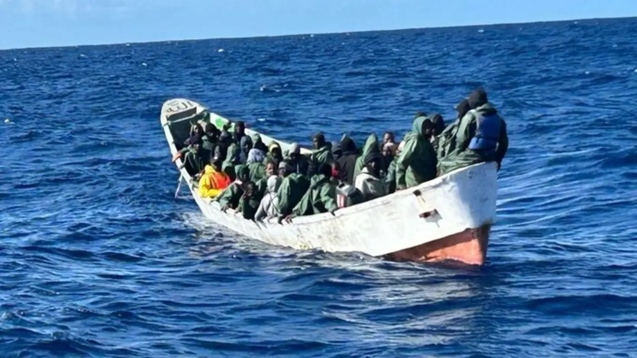 Cayuco localizado en aguas de El Hierro. / EP