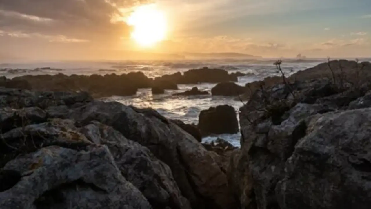 Atardecer en la playa de Valdearenas. / A.S.