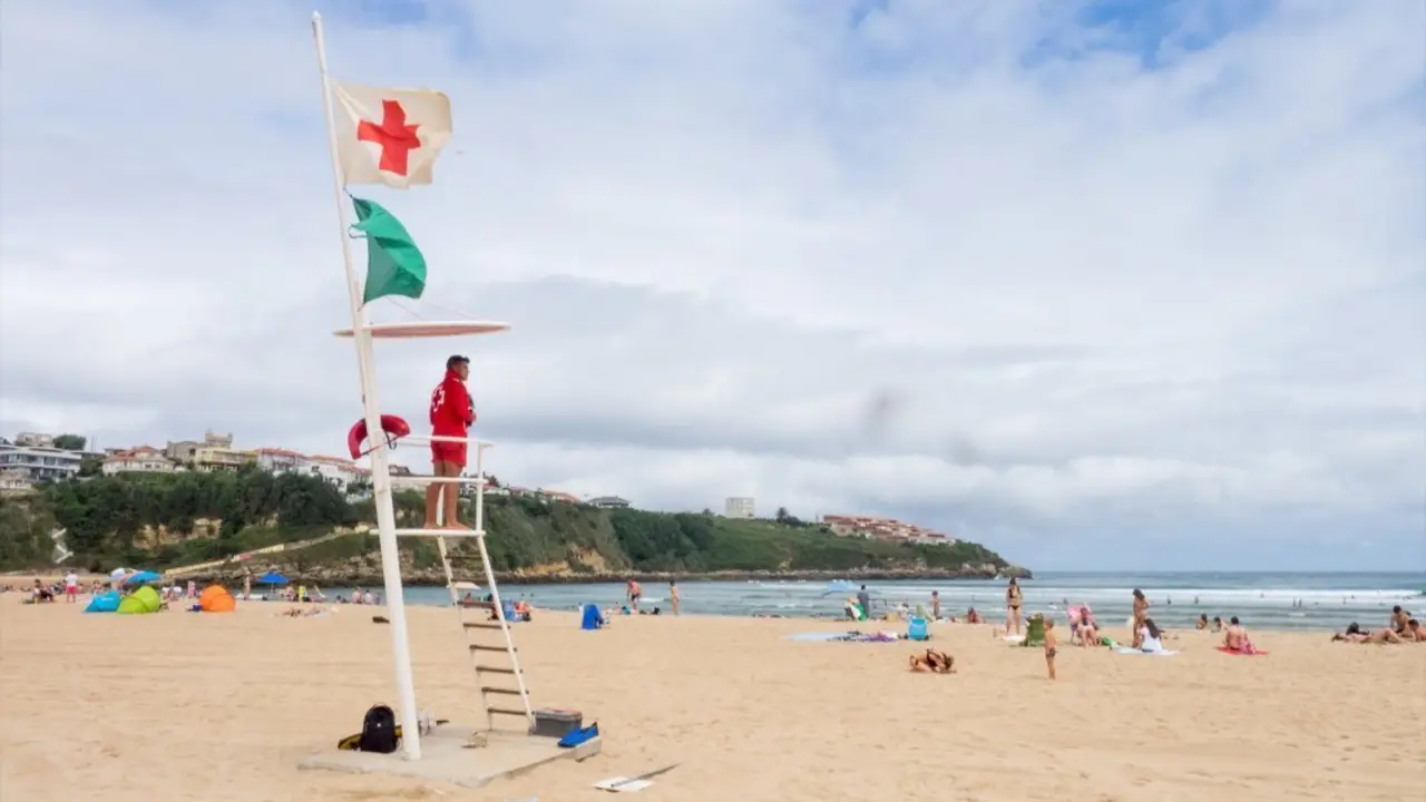 Varias personas disfrutan de un d&iacute;a de playa. / C.R.
