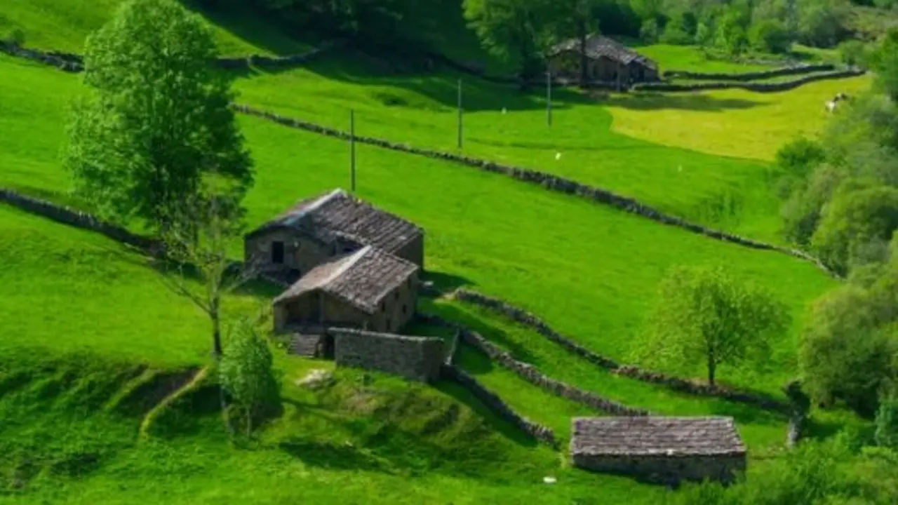Caba&ntilde;as rurales en medio de la Vega de Pas. / A.S.