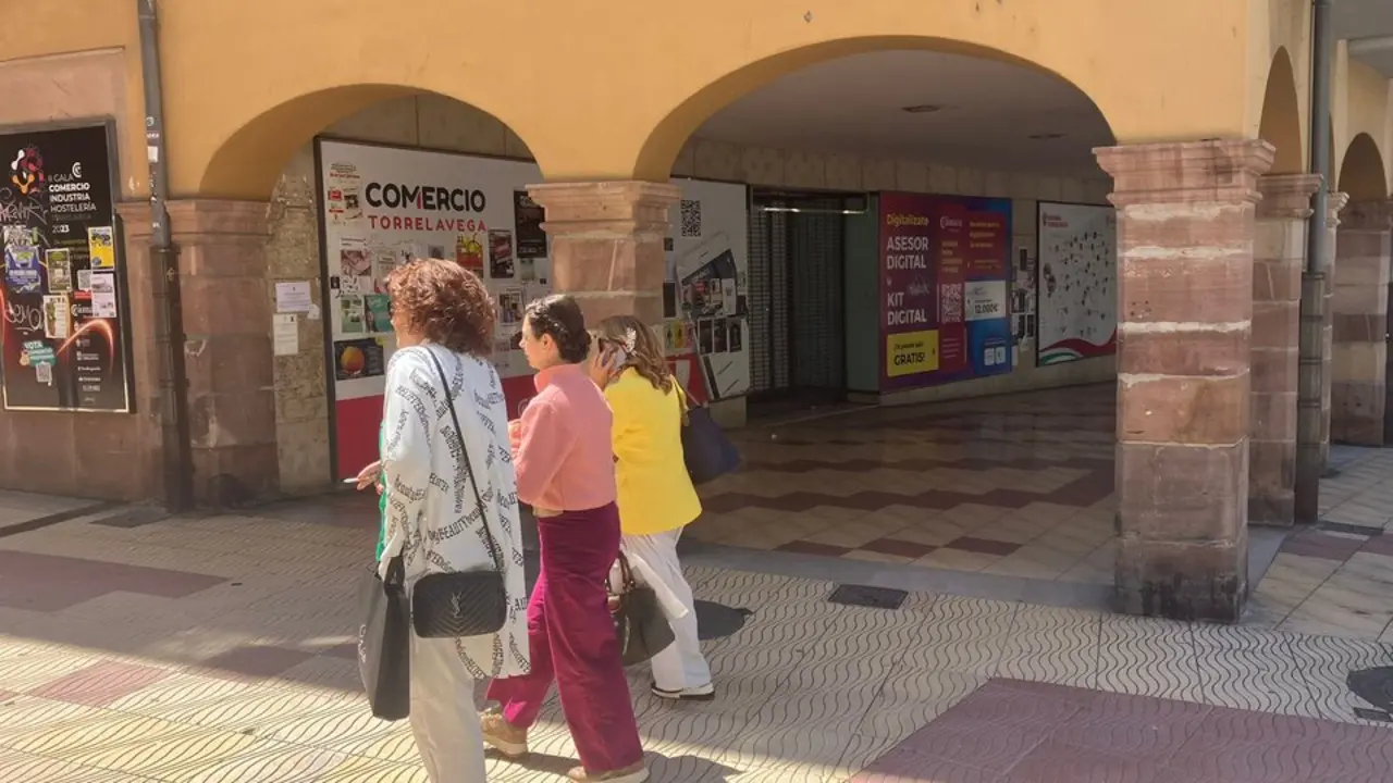 Varias personas pasean por una de las calles comerciales de Torrelavega. / S.D.