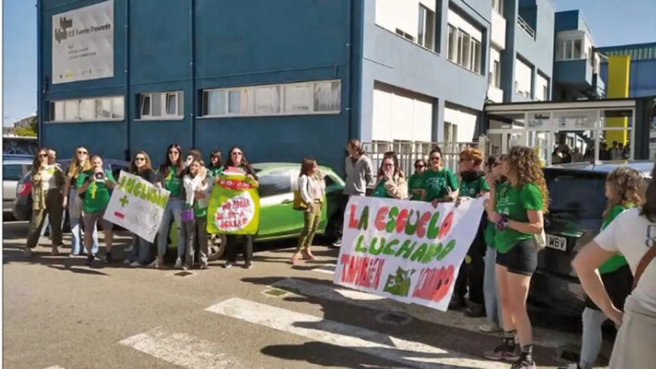 Docentes concentrados frente al IES Fuente Fresnedo, en Castro Urdiales, durante la jornada de huelga educativa en defensa de la inclusi&oacute;n y los recursos para la atenci&oacute;n a la diversidad. / ALERTA