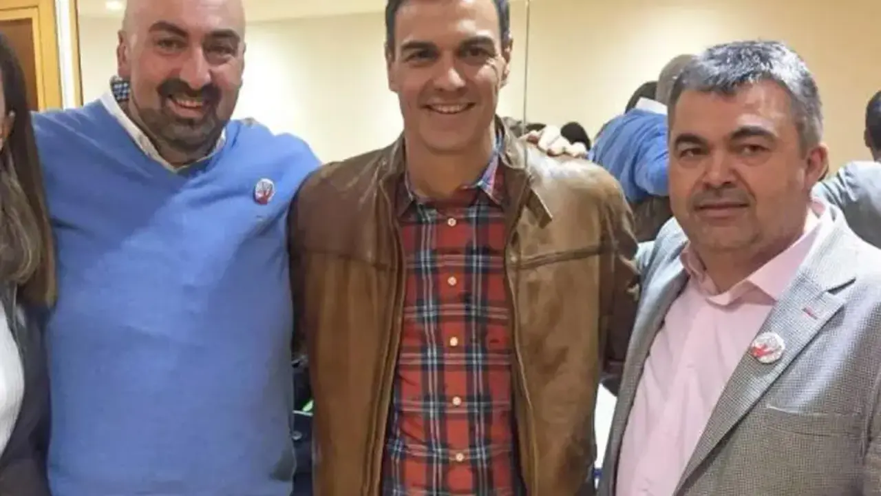 Pedro S&aacute;nchez, en el centro, junto a Koldo Garc&iacute;a (izquierda) y Santos Cerd&aacute;n (derecha) en una imagen de archivo. Ambos colaboradores est&aacute;n implicados en tramas bajo investigaci&oacute;n judicial, incluida la operaci&oacute;n para presionar a mandos de la Guardia Civil seg&uacute;n actas reveladas por El Mundo.