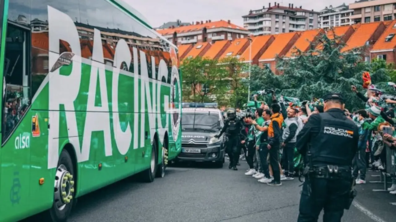El autob&uacute;s del Racing llega escoltado a El Sardinero entre c&aacute;nticos, bengalas y el aliento incondicional de su afici&oacute;n horas antes del decisivo encuentro frente al Granada. / RRC