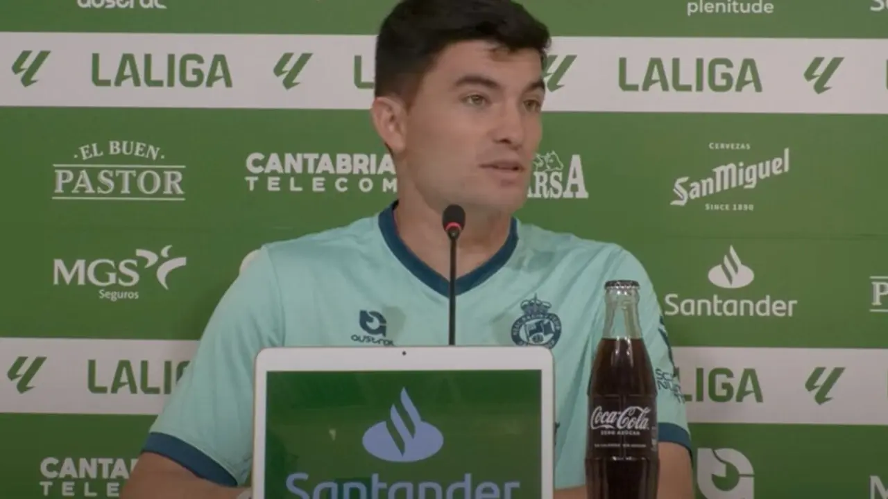 Aritz Aldasoro, capit&aacute;n del Racing de Santander, durante su comparecencia en rueda de prensa previa al decisivo duelo ante el Granada. / RRC