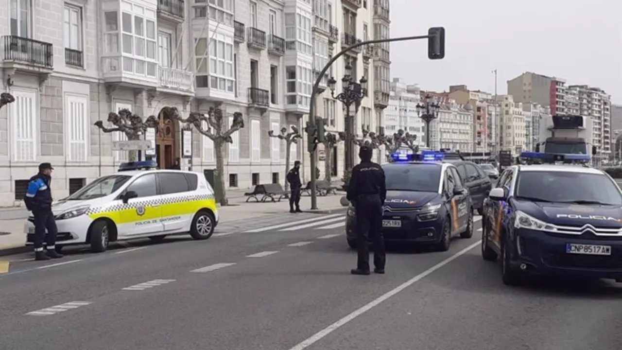 Dispositivo de control de las polic&iacute;as nacional y local en Santander. / EP