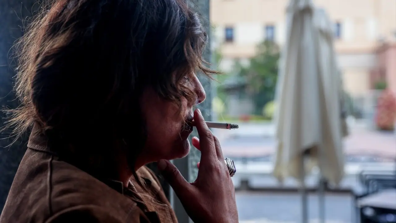 Una persona fumando en la call. / Ricardo Rubio