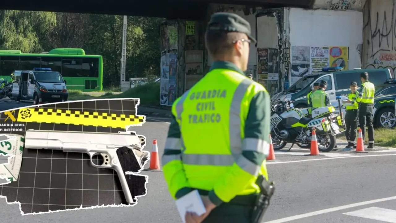 Control de la Guardia Civil en carretera, con fotograf&iacute;as de los efectos intervenidos a uno de los detenidos, incluida una pistola simulada usada en los atracos.