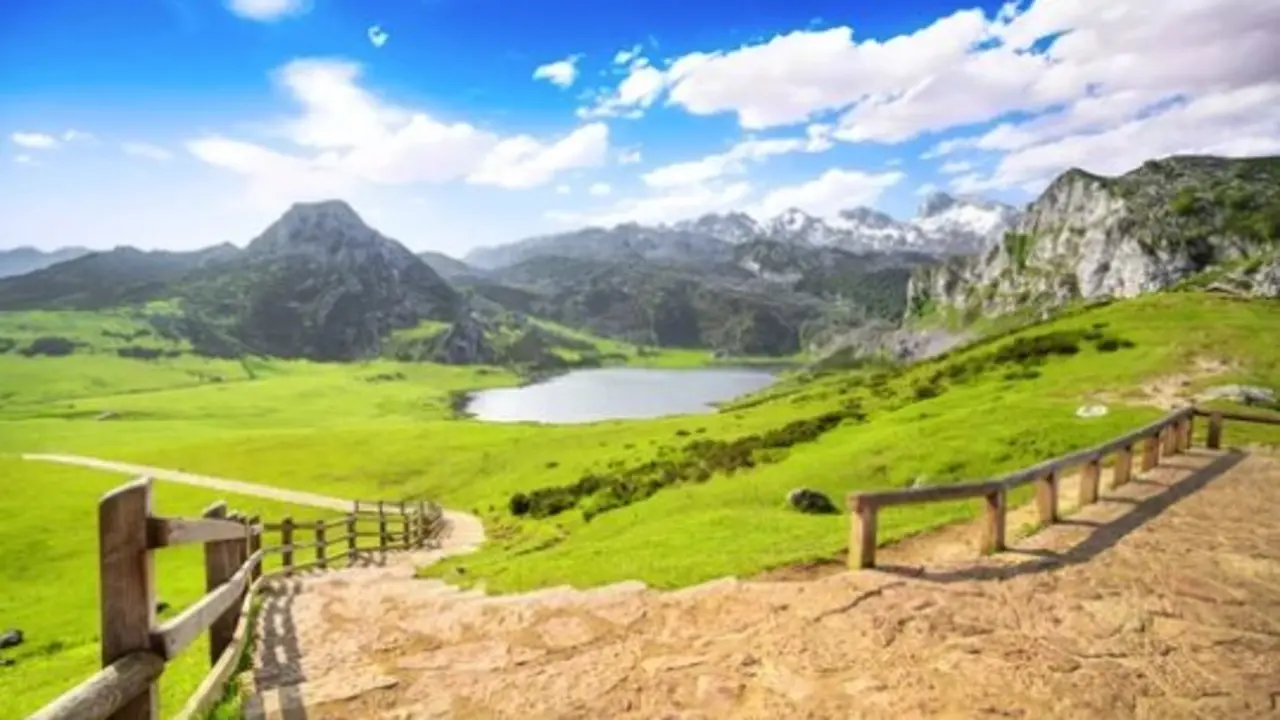 El lago Ercina, uno de los famosos lagos de Covadonga. / A.S.