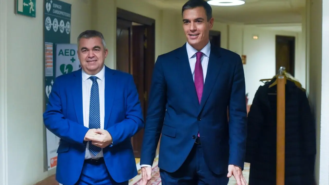 El secretario de Organizaci&oacute;n del PSOE, Santos Cerd&aacute;n (i), y el presidente del Gobierno, Pedro S&aacute;nchez. / Gustavo Valiente