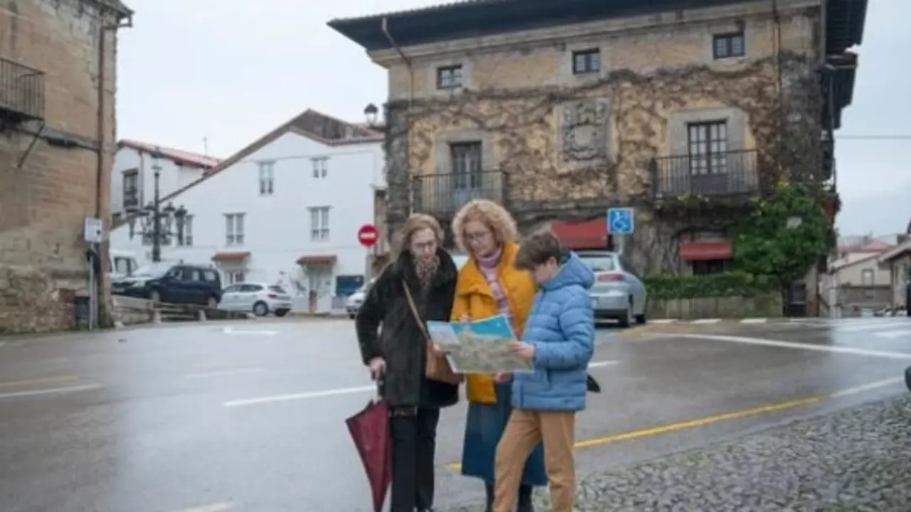 Una familia durante sus vacaciones. en un peque&ntilde;o pueblo. / A.S.