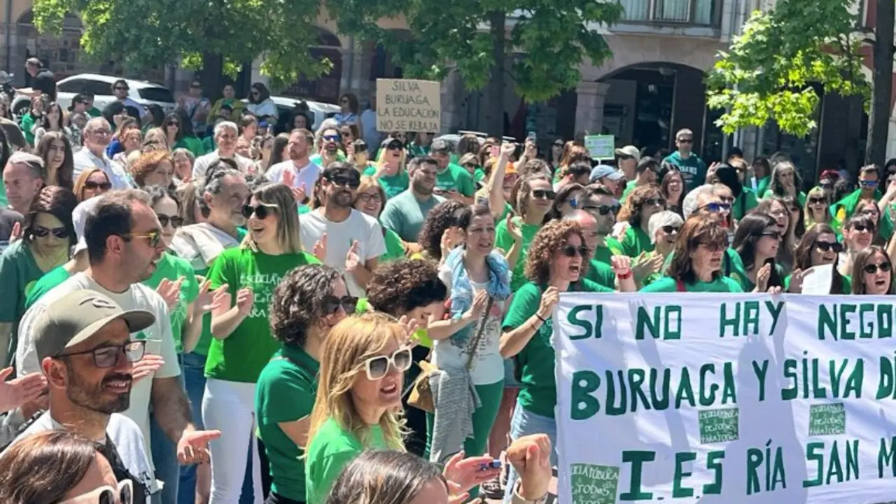 Docentes en una manifestaci&oacute;n en Torrelavega. / STEC