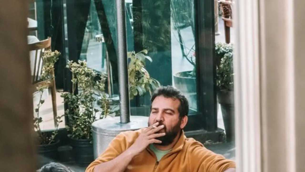 Una persona fumando en una terraza. / A.E