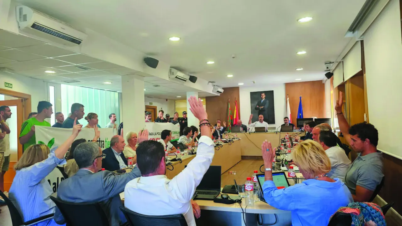 El Pleno del Ayuntamiento, durante la sesi&oacute;n en la que se aprob&oacute; el presupuesto municipal con el voto en contra de toda la oposici&oacute;n. / Alerta