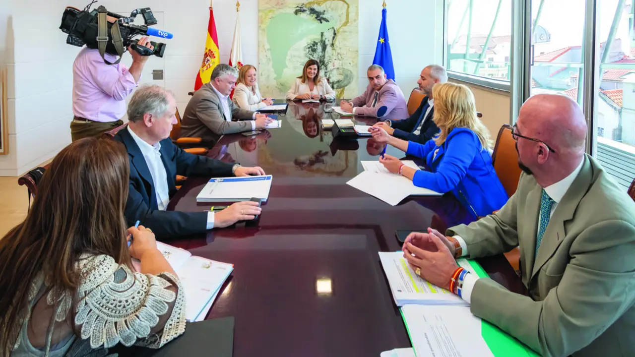 La presidenta de Cantabria, Mar&iacute;a Jos&eacute; S&aacute;enz de Buruaga, preside la reuni&oacute;n del Consejo de Gobierno celebrada ayer. / Alerta