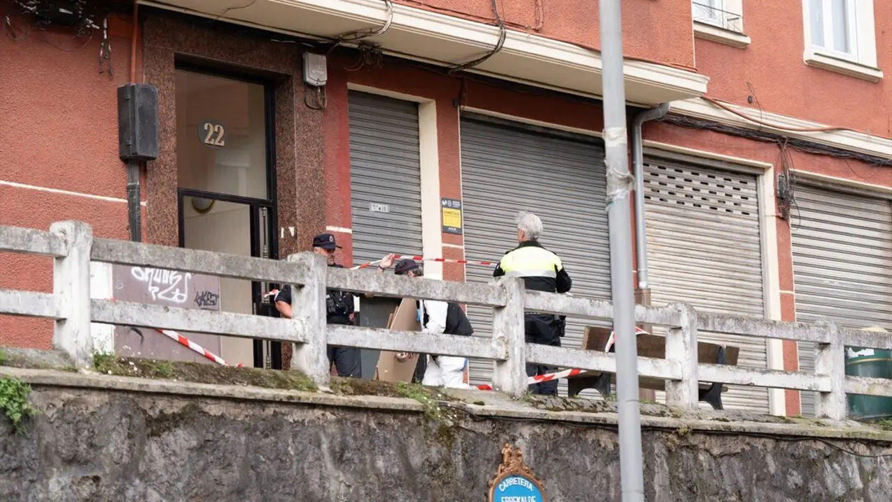 Agentes de polic&iacute;a en la entrada del bloque de viviendas donde un hombre. / I&ntilde;aki Berasaluce
