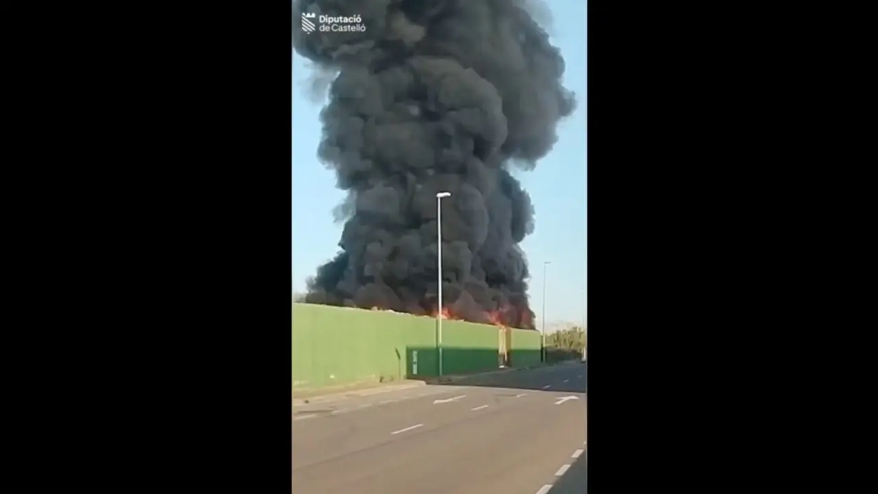 Columna de humo negro por el incendio en la f&aacute;brica en Castell&oacute;n. / D.C.