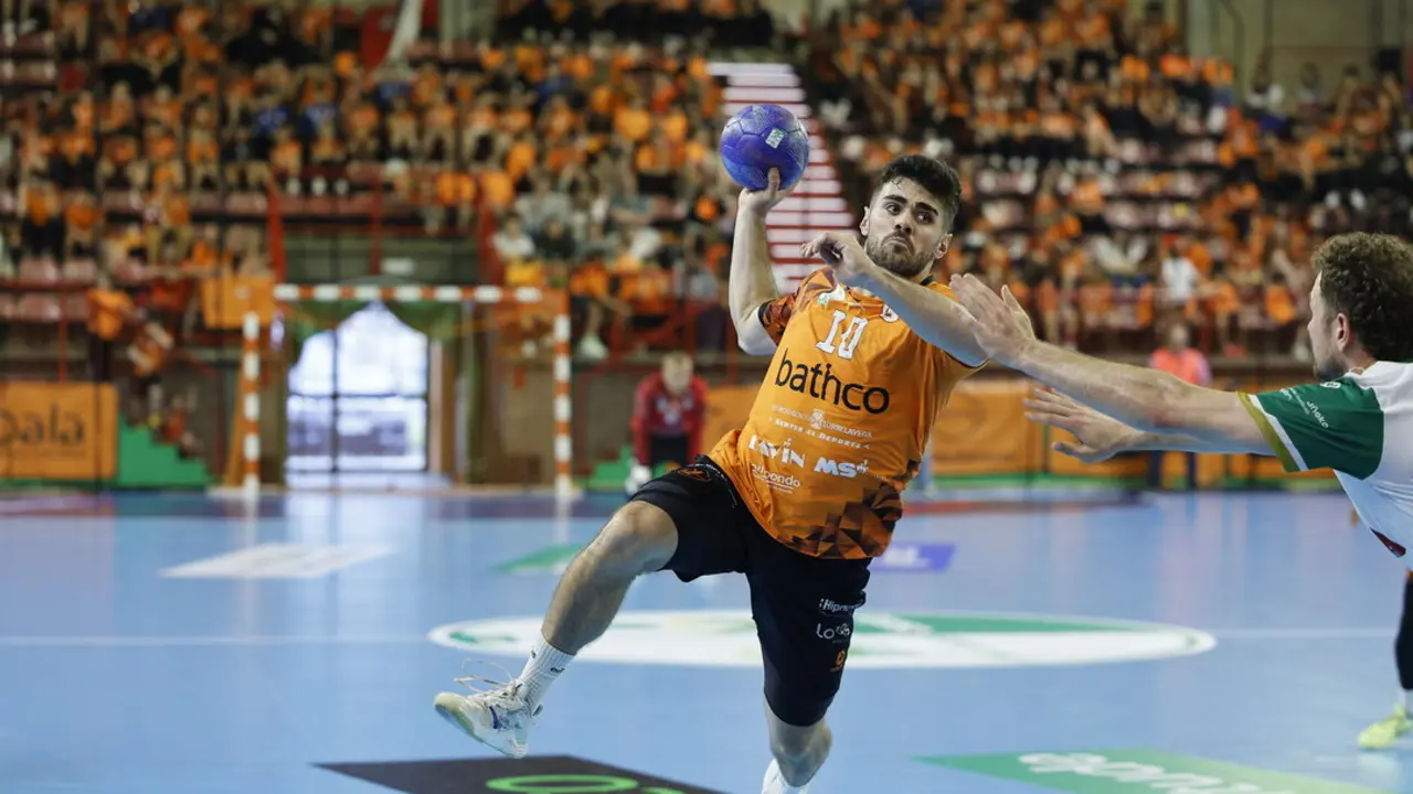 El Torrelavega se lo juega todo en la &uacute;ltima jornada. / LuisPalomeque