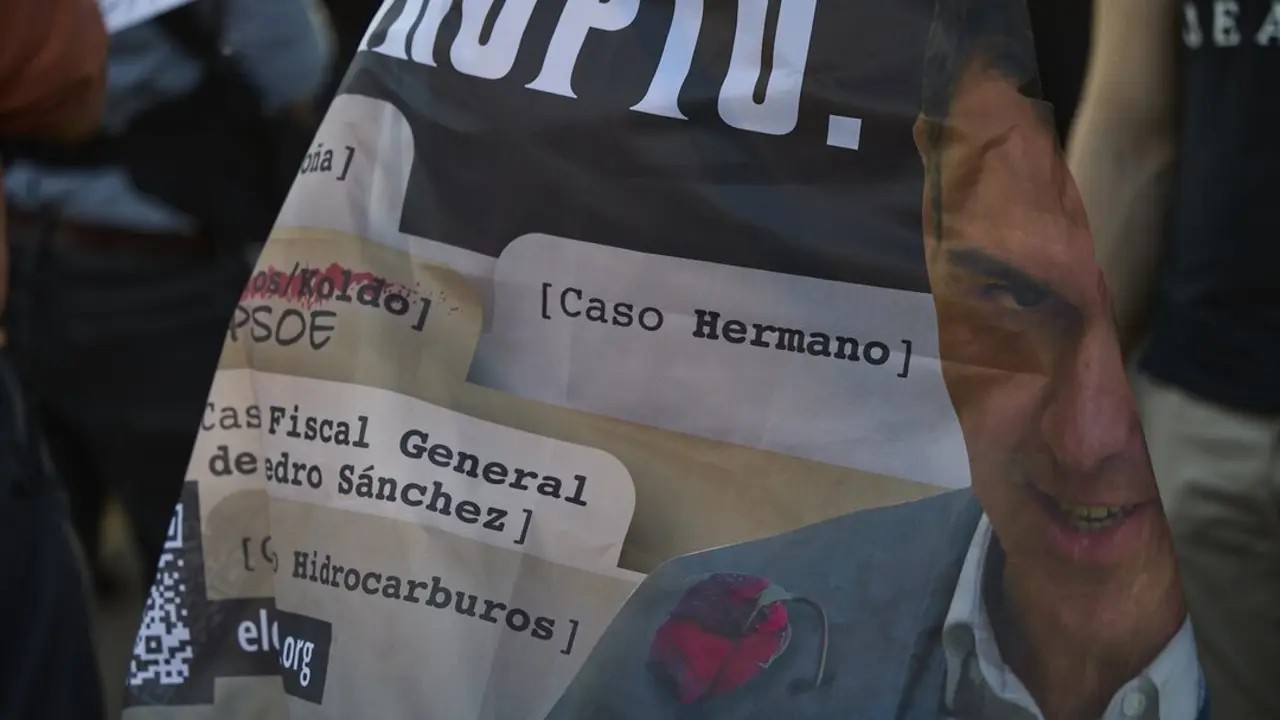 Un pancarta con la cara de S&aacute;nchez, durante la concentraci&oacute;n ante la Facultad de Estad&iacute;stica. / Jes&uacute;s Hell&iacute;n