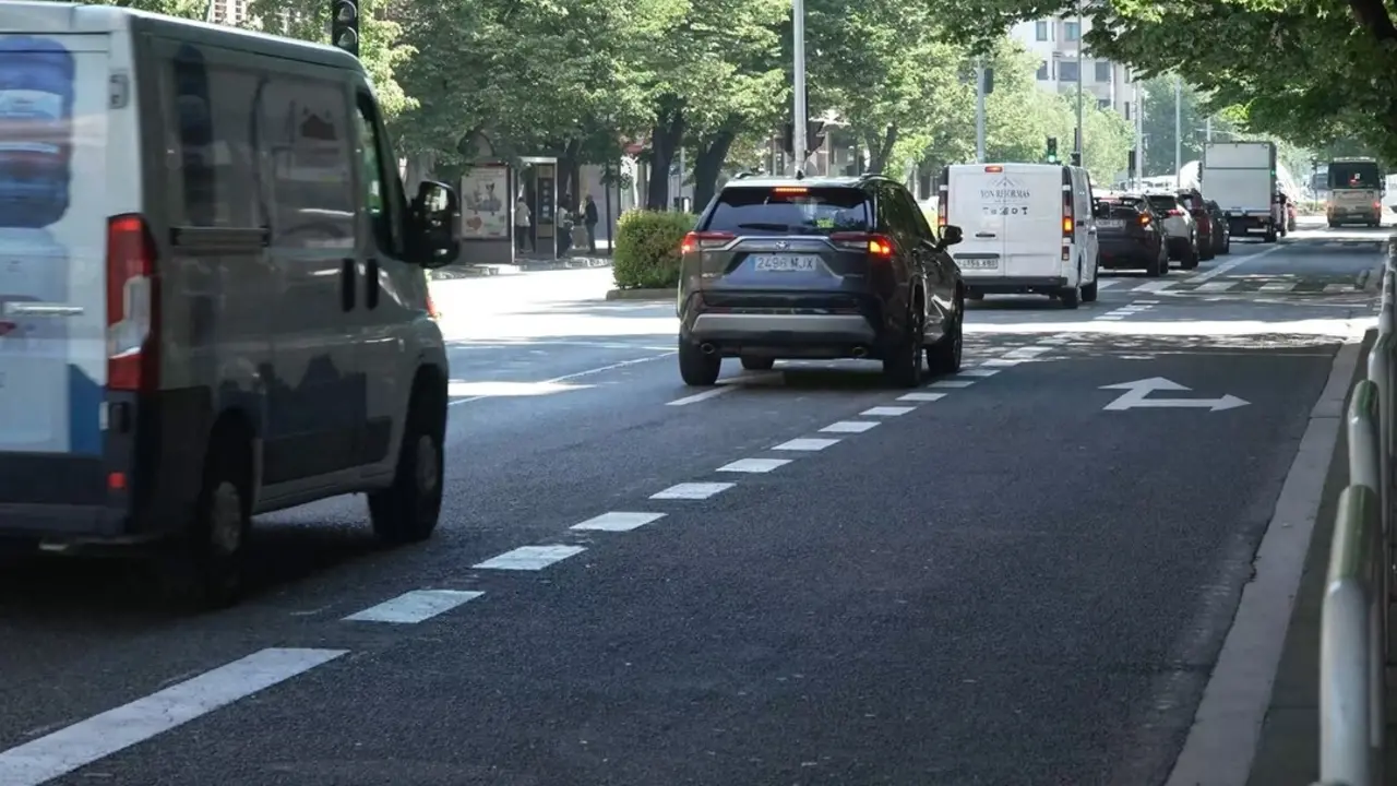 Varios veh&iacute;culos circulando por la ciudad. / EP
