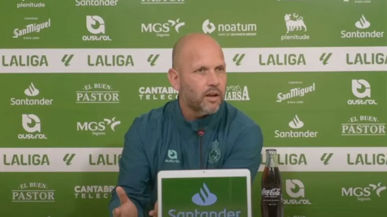 El entrenador del Racing, Jos&eacute; Alberto, durante la rueda de prensa. / A.E.