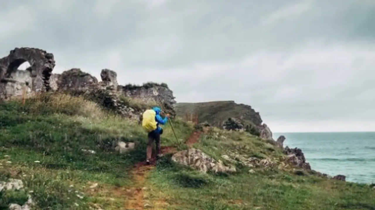 Un turista realizando una ruta. / A.S.