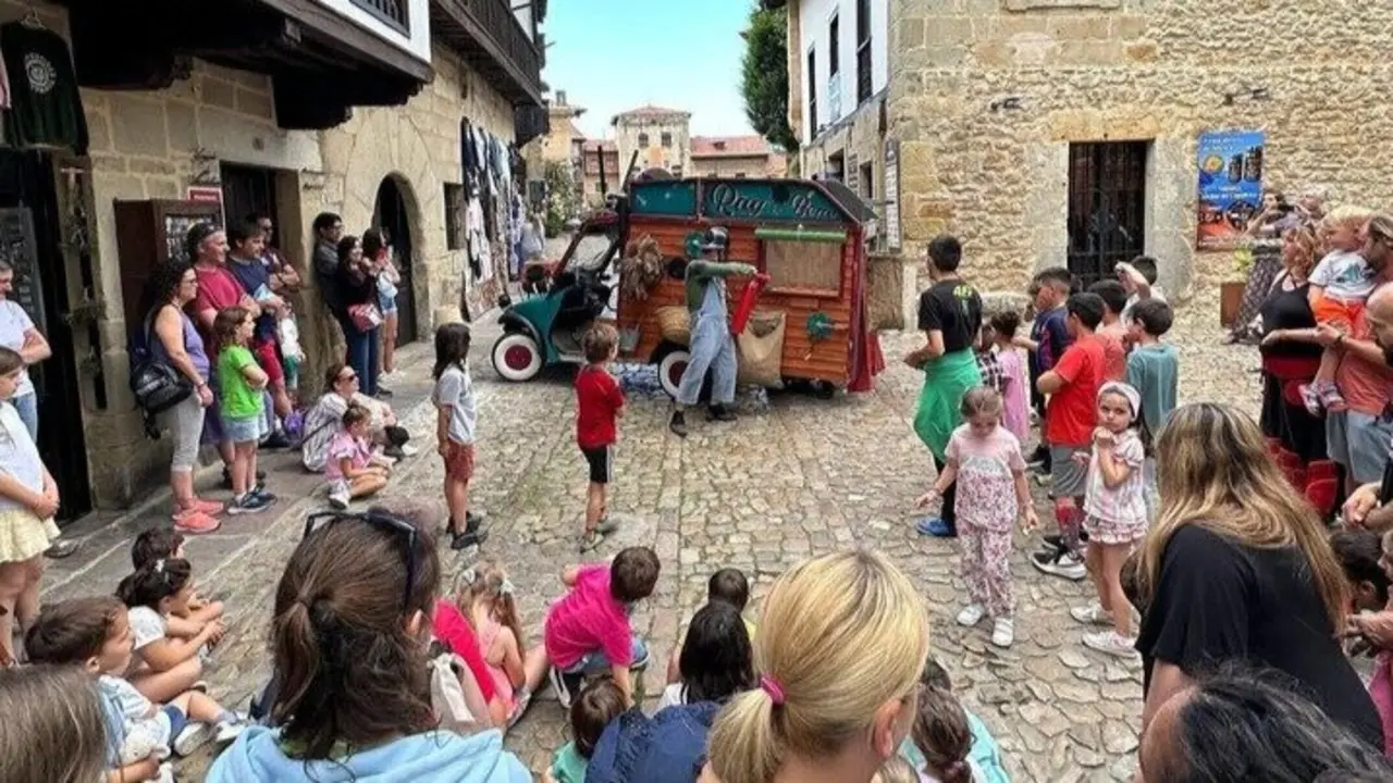 Los t&iacute;teres llenan la programaci&oacute;n de Santillana del Mar. / A.S.