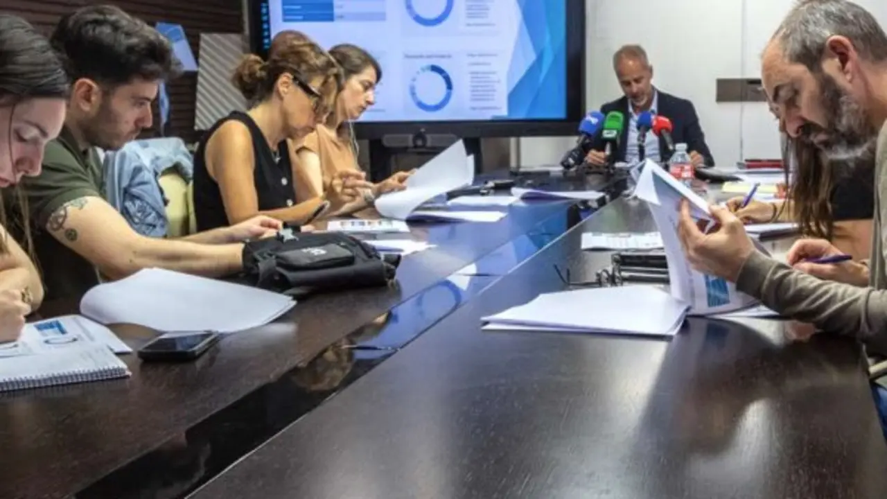 El consejero de Educaci&oacute;n, Sergio Silva, recibi&oacute; el primer Estudio de Satisfacci&oacute;n Laboral y Convivencia en Cantabria. / Alerta