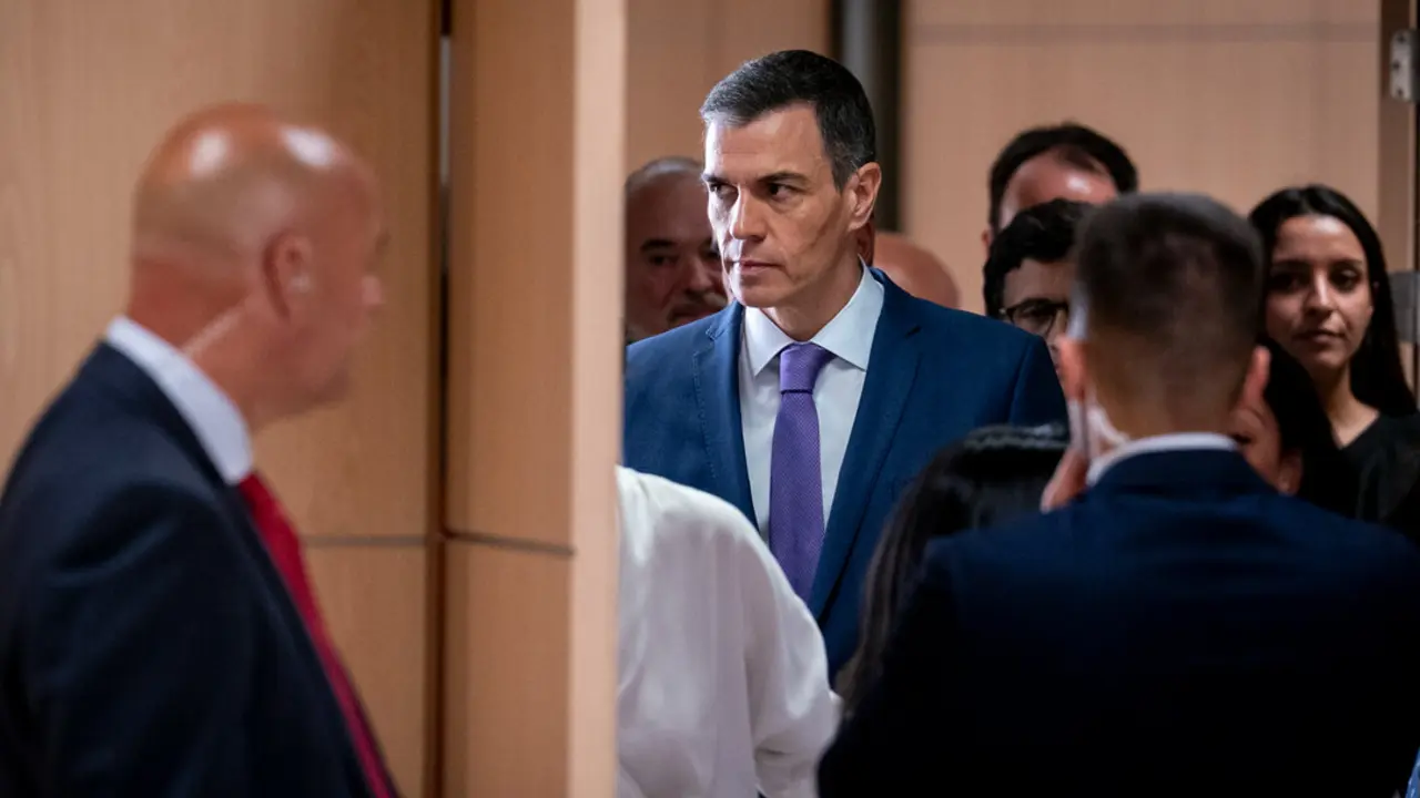 El presidente del Gobierno, Pedro S&aacute;nchez, durante la visita al centro de atenci&oacute;n telef&oacute;nica y telem&aacute;tica del Institutcional de la Seguridad Social. / A. P&eacute;rez Meca