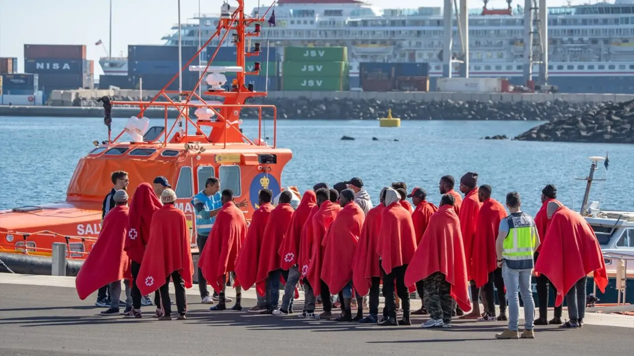 Llegada de un cayuco a Lanzarote con 27 personas a bordo. / EP