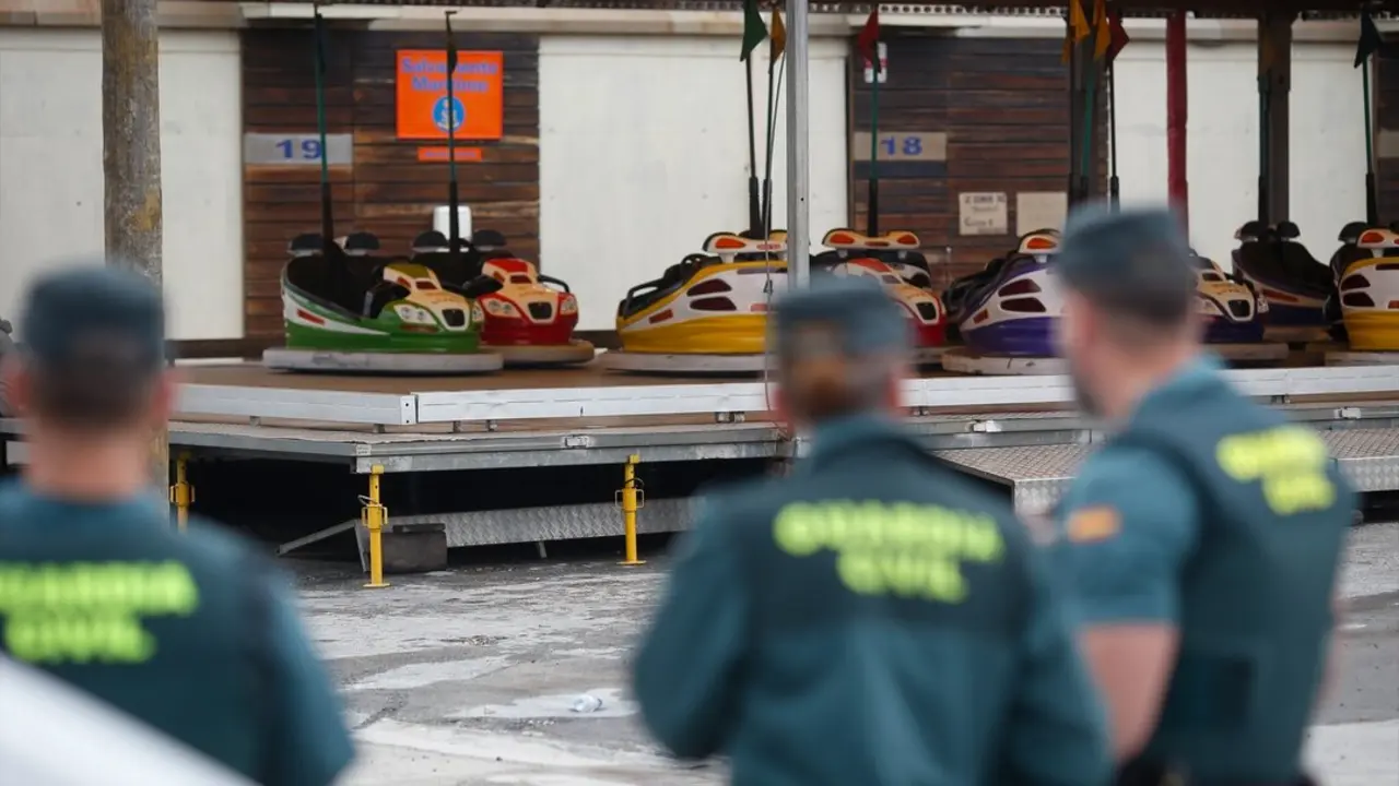 Varios agentes de la Guardia Civil vigilan la zona donde ha ocurrido el suceso. / Carlos Castro