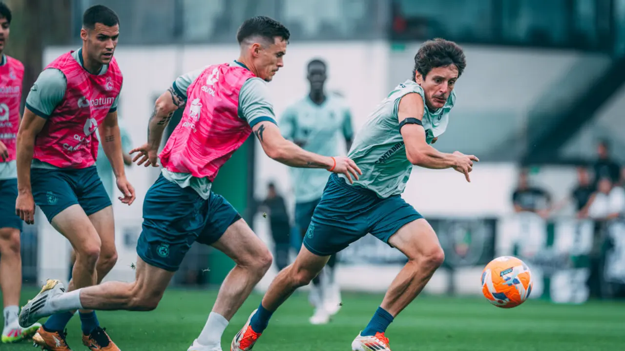 Sangalli y Michelin disputan un bal&oacute;n en el entrenamiento de hoy. / RRC