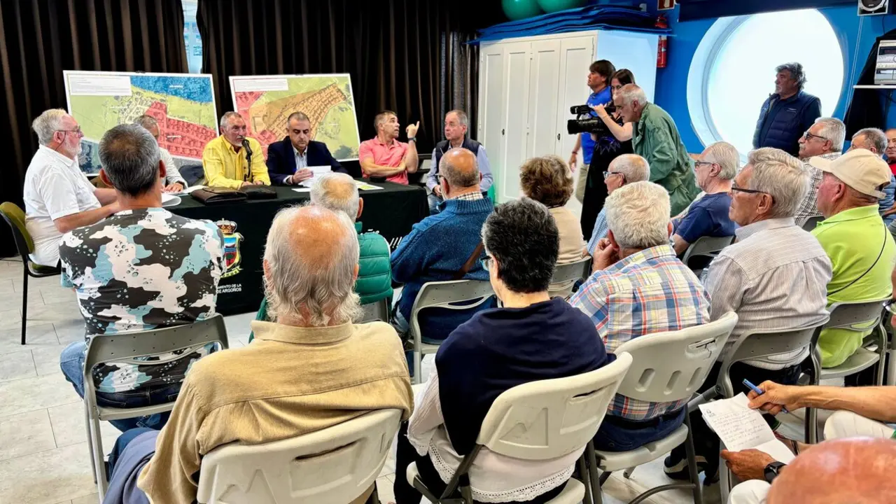 Roberto Media, durante la reuni&oacute;n mantenida con los propietarios afectados por las sentencias de derribo en Argo&ntilde;os. / Alerta